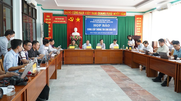 Ngày 2/8, tỉnh Ninh Thuận tổ chức họp báo thông tin về vụ tại nạn. Cơ quan điều tra hình sự Khu vực 3 vắng mặt, do bận công việc. (Ảnh: TTXVN)