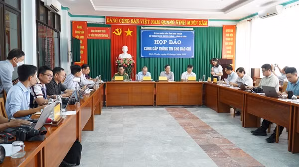 Ngày 2/8, tỉnh Ninh Thuận tổ chức họp báo thông tin về vụ tại nạn. Cơ quan điều tra hình sự Khu vực 3 vắng mặt, do bận công việc. (Ảnh: TTXVN)