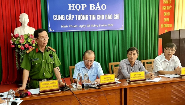 Tại họp báo, Thượng tá Hà Công Sơn, Phó Trưởng Công an TP Phan Rang - Tháp Chàm cho hay, đến nay, chưa có cơ quan nào giám định được tốc độ xe ôtô khi va chạm với nữ sinh Hồ Hoàng Anh. Tuy nhiên, cơ quan chức năng khẳng định ông Minh chuyển hướng từ làn ngoài đi vào bên trong thiếu quan sát, chưa đảm bảo an toàn nên xảy ra va chạm. Nữ sinh Hồ Hoàng Anh đi đúng làn đường và tốc độ cho phép. Tài xế cũng thừa nhận đang điều khiển xe ôtô có nghe điện thoại.(Ảnh: Thanh niên)