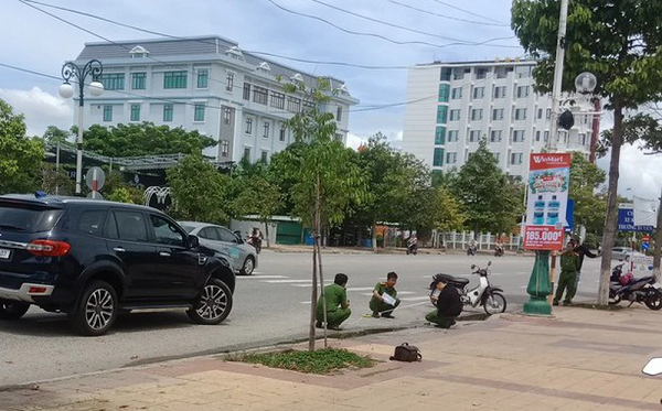 Đến ngày 12/7, Cơ quan Cảnh sát điều tra Công an thành phố Phan Rang-Tháp Chàm mới dựng lại hiện trường vụ tai nạn giao thông do Cơ quan điều tra hình sự khu vực 3, Quân chủng Phòng không- Không quân muốn kiểm chứng nên đề nghị Công an thành phố Phan Rang-Tháp Chàm hỗ trợ công tác điều tra ban đầu. Sau đó, Cơ quan điều tra đã phối thực nghiệm dựng lại hiện trường, trích xuất camera có sự tham gia của Viện Kiểm sát cùng cấp và các đơn vị liên quan. (Ảnh Vietnamnet)