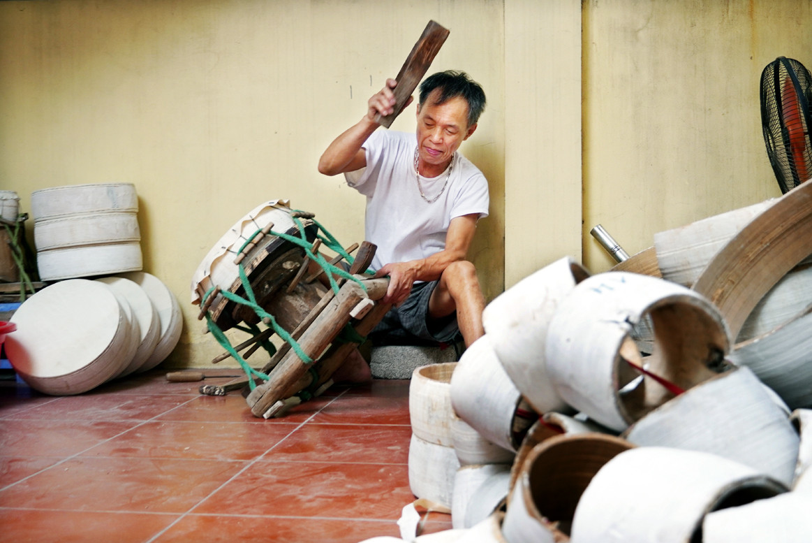 Tại cơ sở sản xuất trống nhà ông Vũ Huy Linh, ông đang tất bật công việc làm ra những chiếc trống cho kịp đơn hàng.
