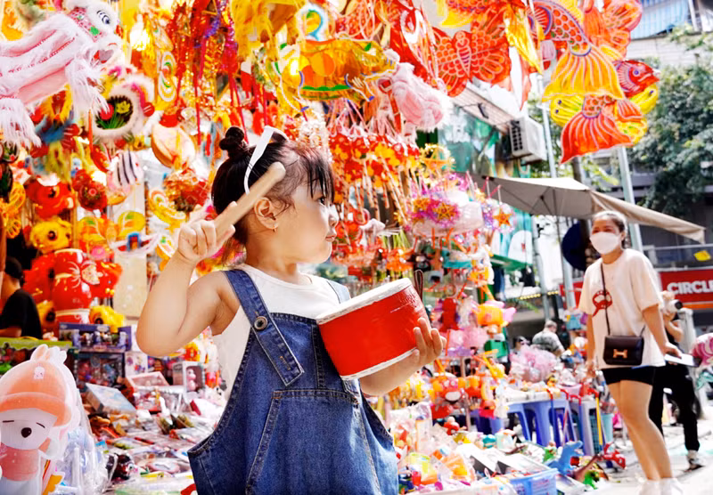 Bé Ngân An, 4 tuổi ở Hà Đông, Hà Nội tỏ ra rất thích thú khi được mua trống.