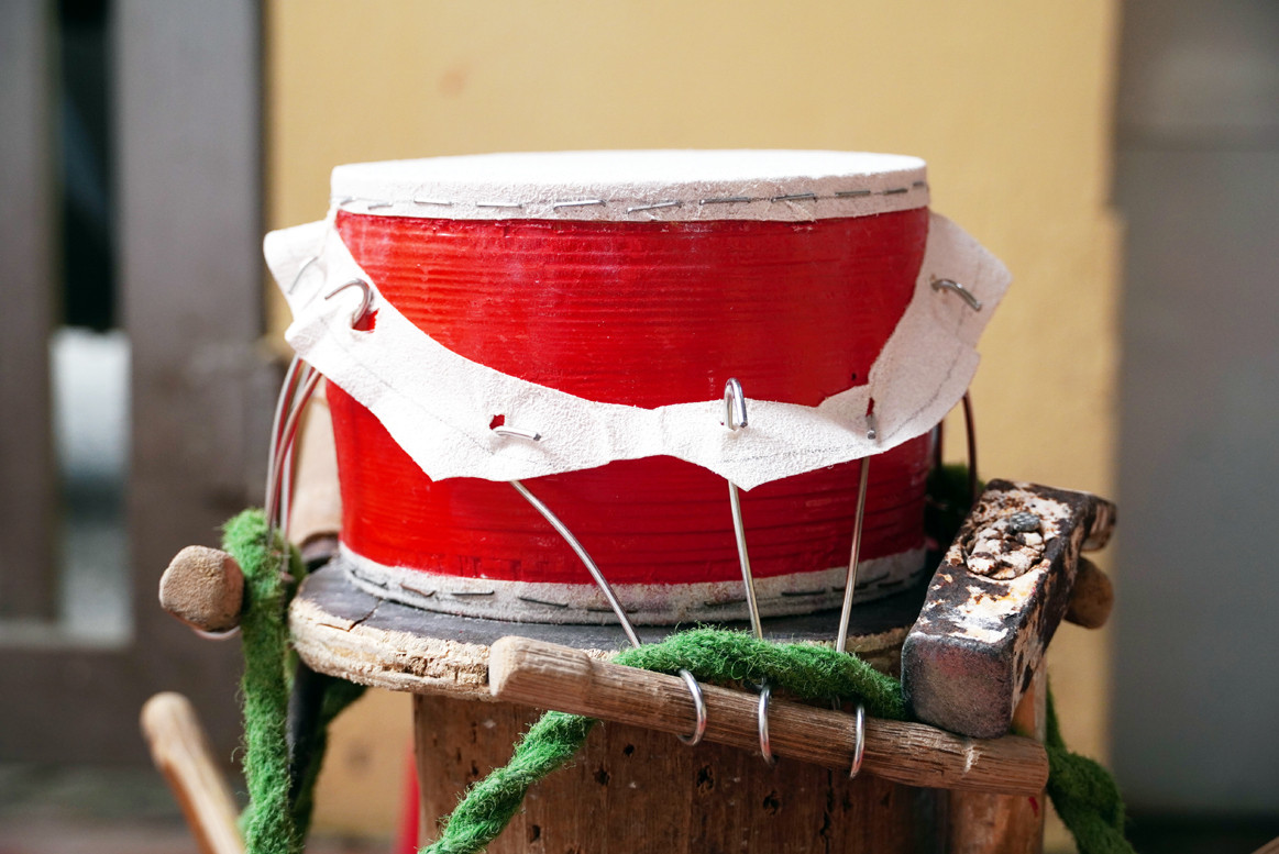 Đóng mặt trống là công đoạn đòi hỏi sự khéo léo nhất, để mặt trống không quá căng, tiếng trống sẽ vang hơn.