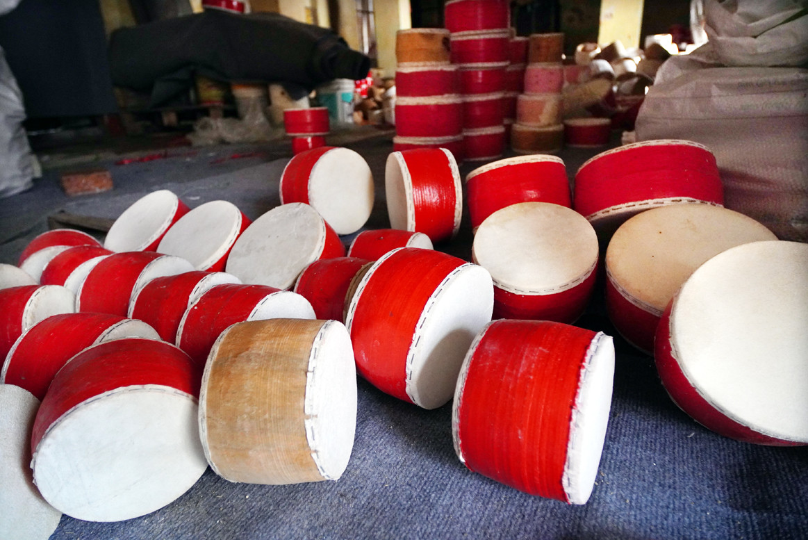 Làng Ông Hảo thuộc xã Liêu Xá, huyện Mỹ Hào, tỉnh Hưng Yên nổi tiếng với nghề làm trống, một loại đồ chơi dân gian truyền thống vào những dịp Trung Thu.