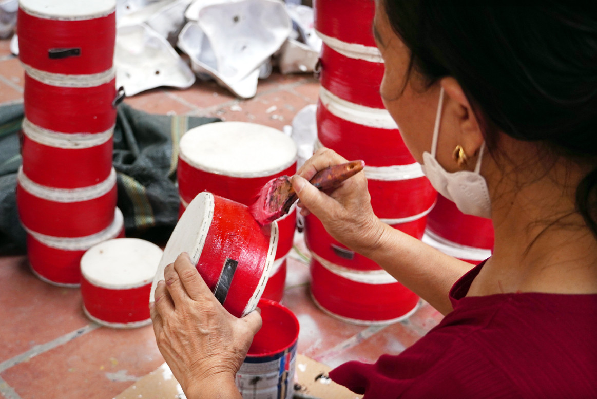Sơn ta được dùng sơn lên tang trống. Với màu sắc đỏ rực rỡ sẽ giúp chiếc trống bắt mắt hơn.