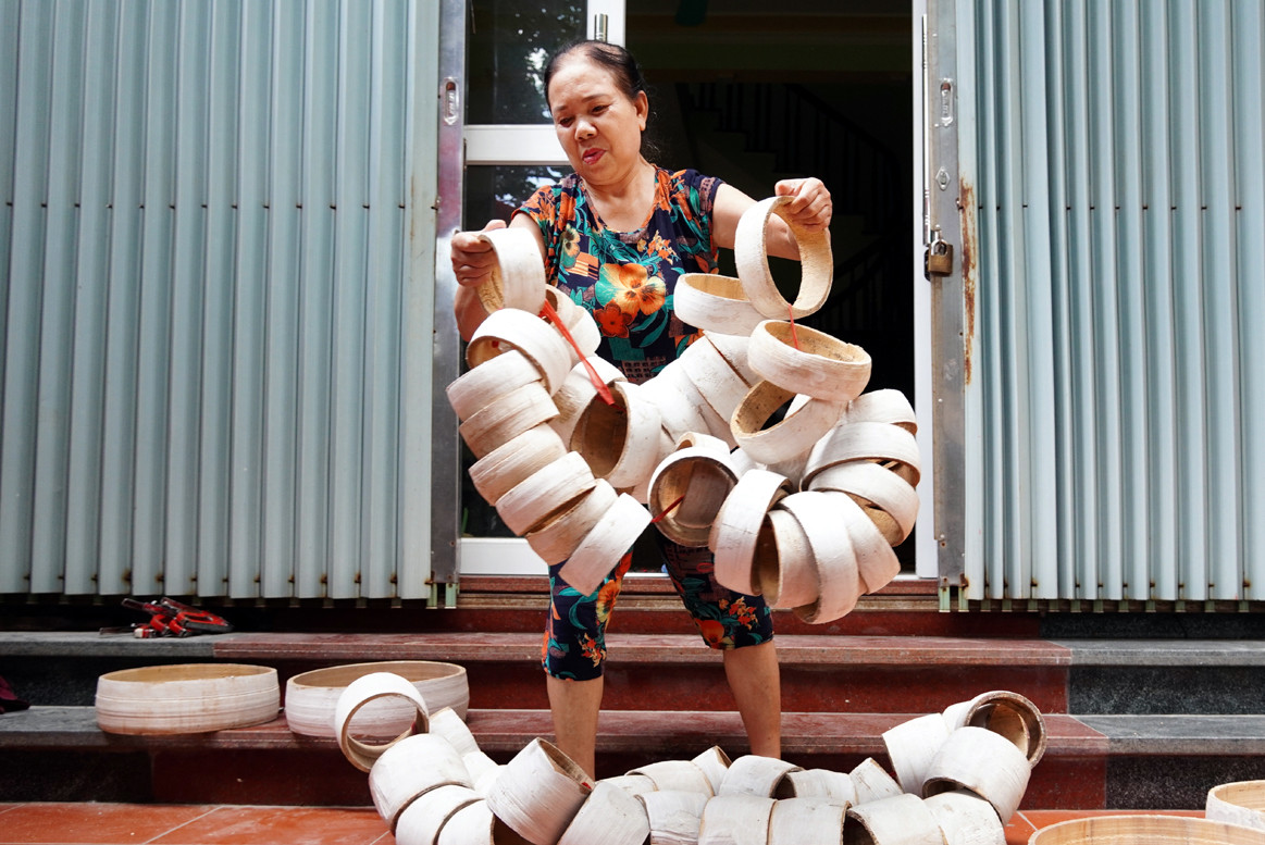 Để làm trống, trước kia người ta hay dùng gỗ mít, nhưng nay sử dụng chủ yếu là gỗ bồ đề hoặc gỗ mỡ. Gỗ được tiện bằng máy thành khuôn trống với nhiều kích cỡ khác nhau để làm thành nhiều loại trống.