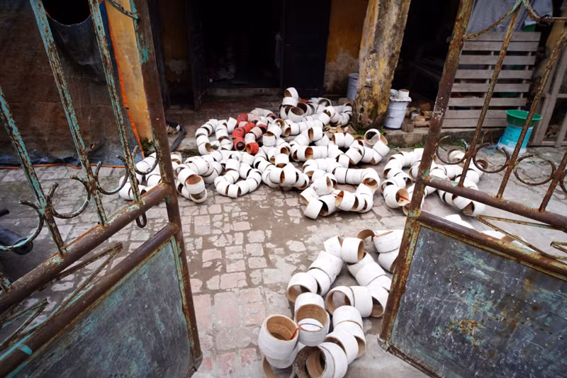 Tang trống được phơi khắp sân nhà, ngoài ngõ.