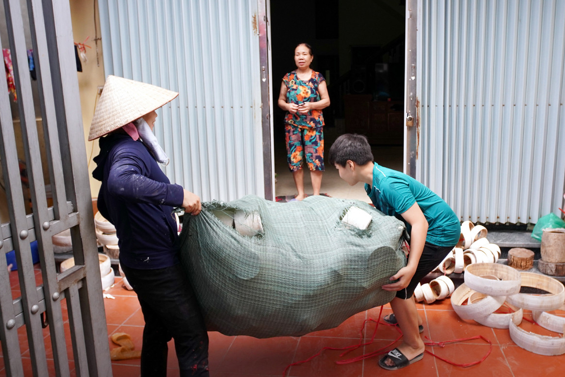 Những ngày này, các gia đình làm nghề đang tất bật hoàn thiện hàng nghìn chiếc trống để kịp phục vụ dịp Trung thu.