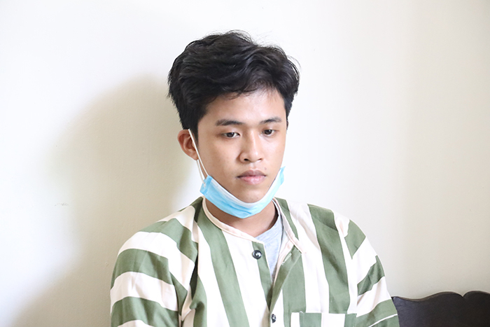  Tạm giữ kẻ sát hại bạn gái: Mới đây, Cơ quan CSĐT Công an tỉnh Tây Ninh đã tạm giữ hình sự Nguyễn Hoàng Thạch ( SN 2001, ngụ huyện Lấp Vò, Đồng Tháp) để điều tra hành vi giết người. Trước đó, ngày 19/8, chị N.T.T (SN 2004, ngụ thị xã Trảng Bàng) và Thạch đi đến kênh Đông, ấp Trảng Cỏ, xã Đôn Thuận, Trảng Bàng thì xảy ra mâu thuẫn dẫn đến cãi vã. Tức giận, Thạch lôi kéo chị T. xuống dưới lòng kênh Đông, rồi nhấn nước bạn gái đến tử vong. Nguyên nhân là do nhiều lần níu kéo tình cảm của bạn gái bất thành, nên Thạch nảy sinh ý định giết bạn gái rồi tự tử.