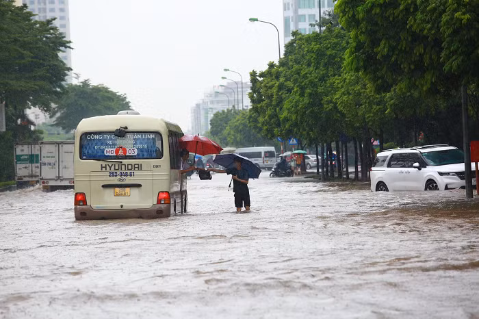 Ha Noi: Duong Duong Dinh Nghe ngap sau, nhieu xe chet may-Hinh-2