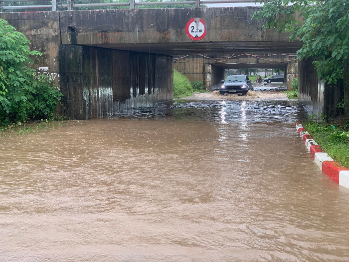 Riêng khu vực Hà Nội, hôm nay cũng có mưa vừa, có nơi mưa to và giông, nhưng lượng mưa đã giảm, còn từ 20-40mm, có nơi trên 60mm.