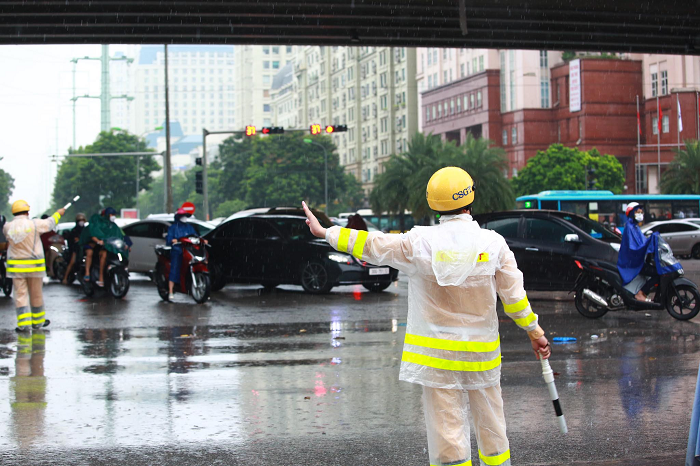 Lực lượng CSGT đã có mặt để điều tiết giao thông.