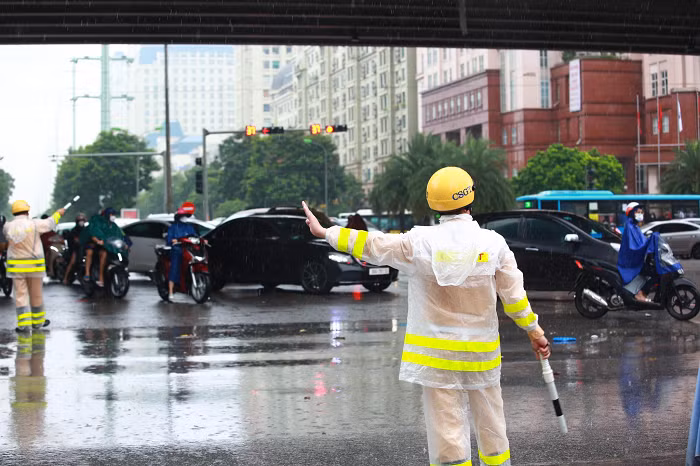 Lực lượng CSGT đã có mặt để điều tiết giao thông.