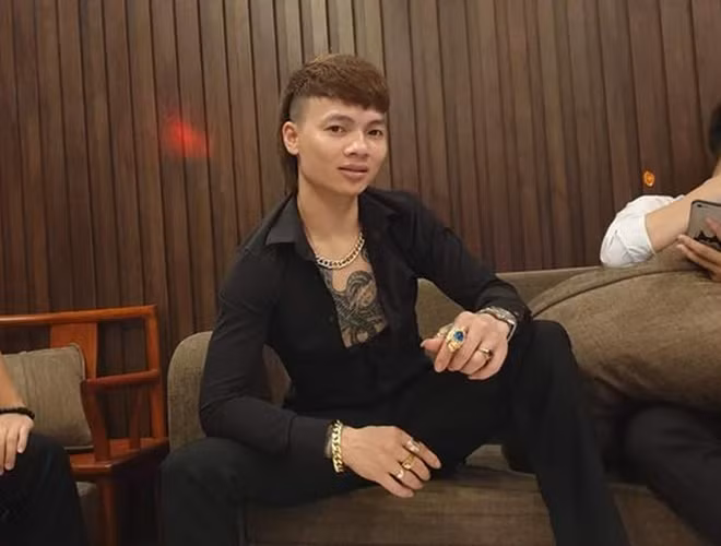 Phần lớn những đoạn băng ghi hình của Khá Bảnh trên YouTube đều chứa những quảng cáo cho các loại hình bất hợp pháp như cá cược bóng đá, lô đề, xóc đĩa trực tuyến. (Ảnh: An ninh thủ đô)