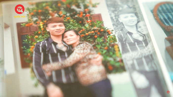 Là con trai út và duy nhất trong một gia đình có 4 chị em, 3 chị gái đã lấy chồng, bố đã qua đời từ lúc Khá còn nhỏ nên mẹ luôn là người mà Khá thương yêu nhất: "Tôi mất bố từ khi còn nhỏ, đôi khi tôi nghĩ về bố mà trong lòng lòng áy náy, ăn năn vô cùng cho nên còn một người mẹ, tôi luôn thương mẹ, quan tâm mẹ và bảo ban bạn bè, các anh em phải thương yêu bố mẹ."- Khá Bảnh chia sẻ về gia đình mình. (Ảnh: Truyền hình Quốc hội).