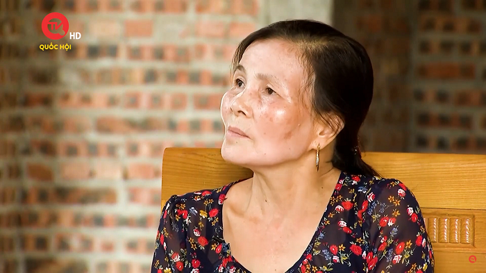 Cũng như bao bà mẹ khác, mẹ của Khá lúc nào cũng thấy con mình luôn bé bỏng và dù có mắc sai làm gì thì cũng có thể tha thứ: "Khá trông thế thôi chứ nó hiền, nói chuyện thật lắm, chả cãi láo mẹ bao giờ mà được cái là nó lại mau nước mắt." - Mẹ của Khá nghẹn ngào khi nhắc đến con. (Ảnh: Truyền hình Quốc hội).