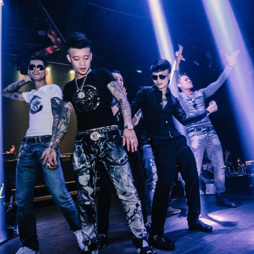 Trước đó, Khá Bảnh nhanh chóng thu hút được sự chú ý từ cộng đồng bởi những phát ngôn gây sốc và các video clip về cuộc sống ăn chơi, sinh hoạt cá nhân được đăng tải trên mạng xã hội. Những video clip tuy được đông đảo các bạn trẻ đón nhận nhưng cũng gây phản ứng dữ dội từ cộng đồng vì chứa nhiều hình ảnh và hành vi bạo lực.