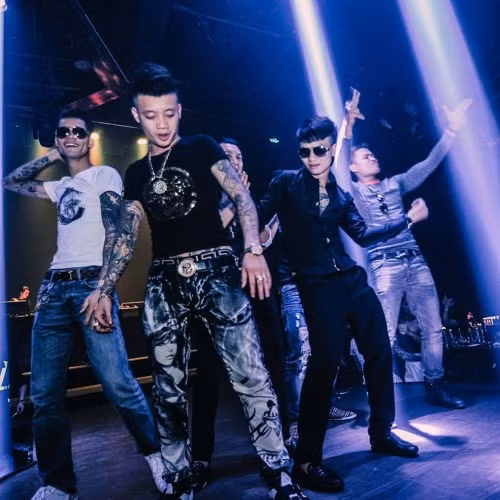 Trước đó, Khá Bảnh nhanh chóng thu hút được sự chú ý từ cộng đồng bởi những phát ngôn gây sốc và các video clip về cuộc sống ăn chơi, sinh hoạt cá nhân được đăng tải trên mạng xã hội. Những video clip tuy được đông đảo các bạn trẻ đón nhận nhưng cũng gây phản ứng dữ dội từ cộng đồng vì chứa nhiều hình ảnh và hành vi bạo lực.