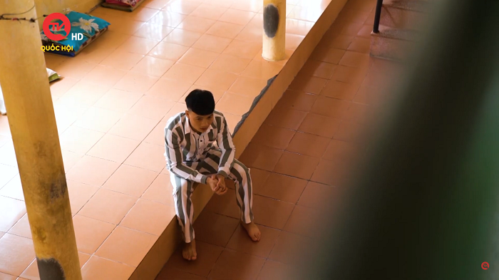 Khi được hỏi về việc trong tương lai có khả năng có những cuộc gặp mặt trong tù như thế này không thì Khá im lặng một lúc rồi trả lời: "Không thể coi tù là nhà được, đi tù là điều không mong muốn, đi tù là những điều xấu xa nhất của cuộc đời đã xảy ra. Giờ tôi chỉ mong cải tạo tốt để nhanh chóng được trở về nhà. Khá Bảnh ngày xưa không còn nữa, Khá bây giờ đã khác rồi, mọi người đừng học hay làm gì theo tôi để rồi giống như tôi." (Ảnh: Truyền hình Quốc hội).