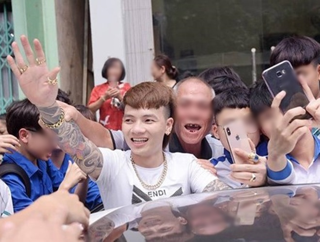 "Cái nguồn thu nhập hay tôi có nổi tiếng hay không, mẹ tôi không hề biết. Mẹ tôi ở quê, không có dùng điện thoại để biết được trên mạng. Gia đình có mẹ già, bà già, mỗi mình là lo được kinh tế thôi, cũng may mắn là làm trên mạng có lương nhất định. Cũng có phương hướng xây nhà cho mẹ ở nhưng xây chưa thành thì con đi nên lại dở dang. "- Khá Bảnh tâm sự.