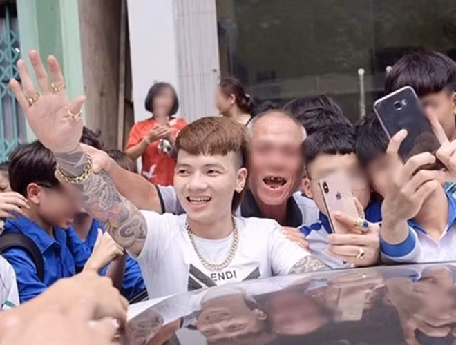 "Cái nguồn thu nhập hay tôi có nổi tiếng hay không, mẹ tôi không hề biết. Mẹ tôi ở quê, không có dùng điện thoại để biết được trên mạng. Gia đình có mẹ già, bà già, mỗi mình là lo được kinh tế thôi, cũng may mắn là làm trên mạng có lương nhất định. Cũng có phương hướng xây nhà cho mẹ ở nhưng xây chưa thành thì con đi nên lại dở dang. "- Khá Bảnh tâm sự.