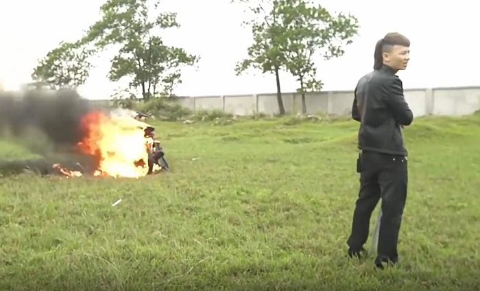 Xuyên suốt trong các nội dung video, hình ảnh hay phát ngôn Khá Bảnh đưa lên mạng xã hội là "chân dung" về một "đại ca" trẻ tuổi, ăn mặc, nói năng dị hợm, có nhiều tiền bạc, có đông đàn em và những cuộc giao lưu với các "đại ca" khác trong giới "giang hồ". (Ảnh: Zing)