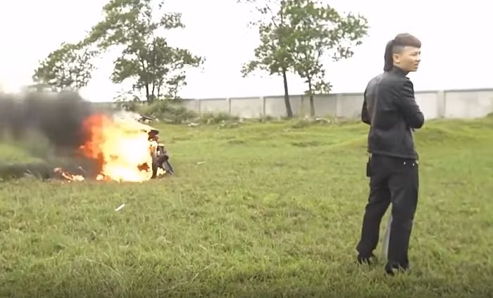 Xuyên suốt trong các nội dung video, hình ảnh hay phát ngôn Khá Bảnh đưa lên mạng xã hội là "chân dung" về một "đại ca" trẻ tuổi, ăn mặc, nói năng dị hợm, có nhiều tiền bạc, có đông đàn em và những cuộc giao lưu với các "đại ca" khác trong giới "giang hồ". (Ảnh: Zing)