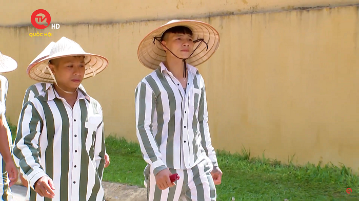 "Khi tôi tuổi 30 thì tôi sẽ khác hoàn toàn. Lúc đấy tôi còn quá trẻ, tôi không nghĩ được, tôi chỉ thấy mọi người thích tôi thì tôi cứ đúng là con người tôi thôi chứ tôi không cần phải thay đổi để cho mọi người nghĩ khác. Khi tôi bước chân đi, dường như tôi cũng muốn những cái đấy sẽ không còn tồn tại trên mạng. Tôi cũng chỉ mong xoá hết video của tôi đi thôi chứ tôi không mong hào quang ngày xưa gì cả." - Khá Bảnh tâm sự (Ảnh: Truyền hình Quốc hội).