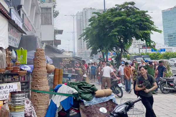  Cháy nhà tại trung tâm TP HCM: Khoảng 9h30 ngày 9/8, nhóm công nhân đang hàn xì, sửa chữa quán cà phê trên đường Võ Văn Kiệt, phường Cầu Ông Lãnh, quận 1 thì tia lửa bén sang lầu 3 căn nhà ở địa chỉ 172 Võ Văn Kiệt và bốc cháy. Do bên trong nhà có nhiều vật dụng dễ cháy nên lửa bùng lên dữ dội. Thời điểm này, 2 người trong căn nhà đã tháo chạy được ra ngoài. Vụ hỏa hoạn đã được người dân địa phương khống chế.