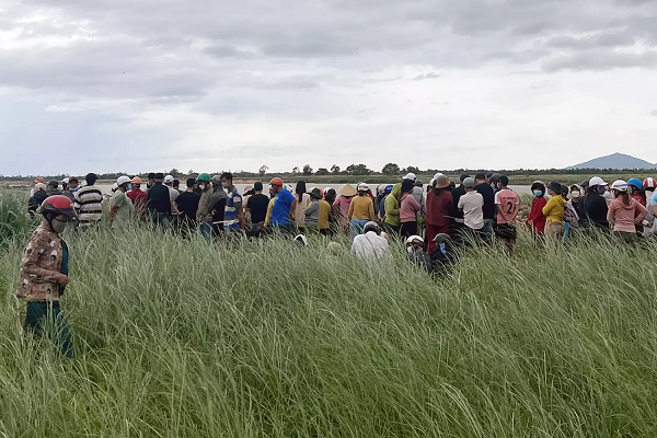  Ngồi nhậu với bạn bất ngờ nhảy xuống sông, 3 ngày sau tìm thấy thi thể: Sáng 9/8, thi thể của nạn nhân được người dân phát hiện trôi gần bờ sông Ba, xã Hòa Thắng, huyện Phú Hòa, cách hiện trường chừng 4km. Trước đó, tối 6/8, thanh niên 34 tuổi, cùng nhóm bạn tới cầu Dinh Ông, nối huyện Tây Hòa và huyện Phú Hòa, ngồi nhậu. Một lúc sau, anh này bảo đi ra ngoài, rồi cởi quần áo nhảy xuống sông. Nhiều người phát hiện báo chính quyền tổ chức tìm kiếm, song không tìm thấy nạn nhân. Hiện vụ việc đang được điều tra.