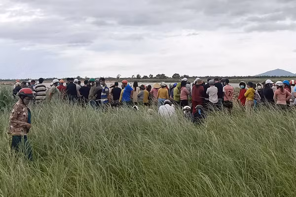  Ngồi nhậu với bạn bất ngờ nhảy xuống sông, 3 ngày sau tìm thấy thi thể: Sáng 9/8, thi thể của nạn nhân được người dân phát hiện trôi gần bờ sông Ba, xã Hòa Thắng, huyện Phú Hòa, cách hiện trường chừng 4km. Trước đó, tối 6/8, thanh niên 34 tuổi, cùng nhóm bạn tới cầu Dinh Ông, nối huyện Tây Hòa và huyện Phú Hòa, ngồi nhậu. Một lúc sau, anh này bảo đi ra ngoài, rồi cởi quần áo nhảy xuống sông. Nhiều người phát hiện báo chính quyền tổ chức tìm kiếm, song không tìm thấy nạn nhân. Hiện vụ việc đang được điều tra.