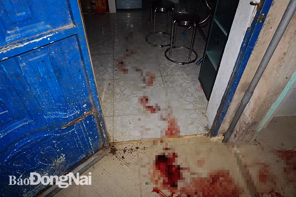  Ghen tuông, đâm trọng thương tình địch: Ngày 9/8, Công an H.Thống Nhất cho biết vừa bắt đối tượng Nguyễn Phúc Lĩnh (36 tuổi, ngụ xã Hưng Lộc, H.Thống Nhất). Theo điều tra, anh Nguyễn Văn Thái (43 tuổi, ngụ xã Hưng Lộc) và chị N.T.H. (36 tuổi, ngụ xã An Viễn, H.Trảng Bom) là vợ chồng và có 3 người con chung. Do mâu thuẫn nên năm 2020, cả hai ly hôn. Sau khi ly hôn, chị H. có quan hệ tình cảm với Lĩnh. Thời gian gần đây, chị H. và anh Thái quay lại sống chung với nhau như vợ chồng nên Lĩnh không đồng ý, thường xuyên đe dọa anh Thái và chị H. Đến ngày 26/7, Lĩnh lẻn vào nhà anh Thái (thuộc ấp Hưng Hiệp, xã Hưng Lộc), dùng dao đâm anh Thái trọng thương rồi bỏ trốn. (Ảnh: Báo Đồng Nai).