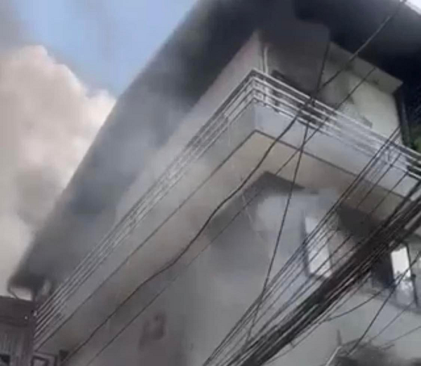  Quên đổ tàn hóa vàng, một ngôi nhà bốc cháy: Trưa ngày 9/8, người dân ở phố Hoàng Đạo Thành, phường Kim Giang, quận Thanh Xuân (Hà Nội) hốt hoảng khi phát hiện lửa và khói bốc ra từ ngôi nhà 4 tầng, ở số 203 - 204 A3. Vào thời điểm này, trong nhà có 2 cháu nhỏ đã kịp thời thoát ra ngoài an toàn. Nhận được tin báo lực lượng chức năng đã có mặt và dập tắt đám cháy. Nguyên nhân, do chủ nhà hóa vàng để cạnh đống quần áo, sau đó quên đổ tàn nên lửa đã bén sang các vật liệu khác gây cháy. 