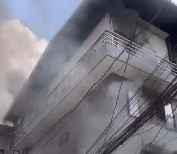  Quên đổ tàn hóa vàng, một ngôi nhà bốc cháy: Trưa ngày 9/8, người dân ở phố Hoàng Đạo Thành, phường Kim Giang, quận Thanh Xuân (Hà Nội) hốt hoảng khi phát hiện lửa và khói bốc ra từ ngôi nhà 4 tầng, ở số 203 - 204 A3. Vào thời điểm này, trong nhà có 2 cháu nhỏ đã kịp thời thoát ra ngoài an toàn. Nhận được tin báo lực lượng chức năng đã có mặt và dập tắt đám cháy. Nguyên nhân, do chủ nhà hóa vàng để cạnh đống quần áo, sau đó quên đổ tàn nên lửa đã bén sang các vật liệu khác gây cháy. 