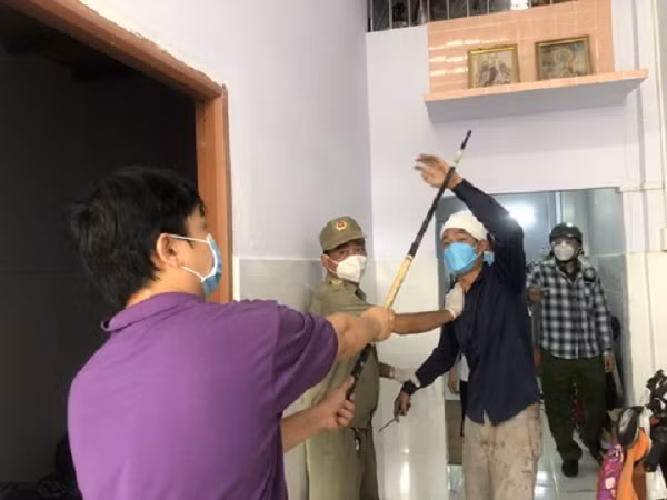 Con trai lanh an tu 20 nam vi vo tinh dam chet cha ruot-Hinh-2