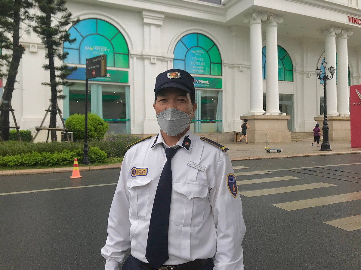 Ông Ngô Văn Đồng (50 tuổi), bảo vệ Trung tâm Thương mại Royal City cho hay: "Nếu phân làn ô tô với xe máy riêng thì rất đảm bảo cho người tham gia giao thông, an toàn cho mọi người. Tôi thấy chính sách này rất hợp lý".