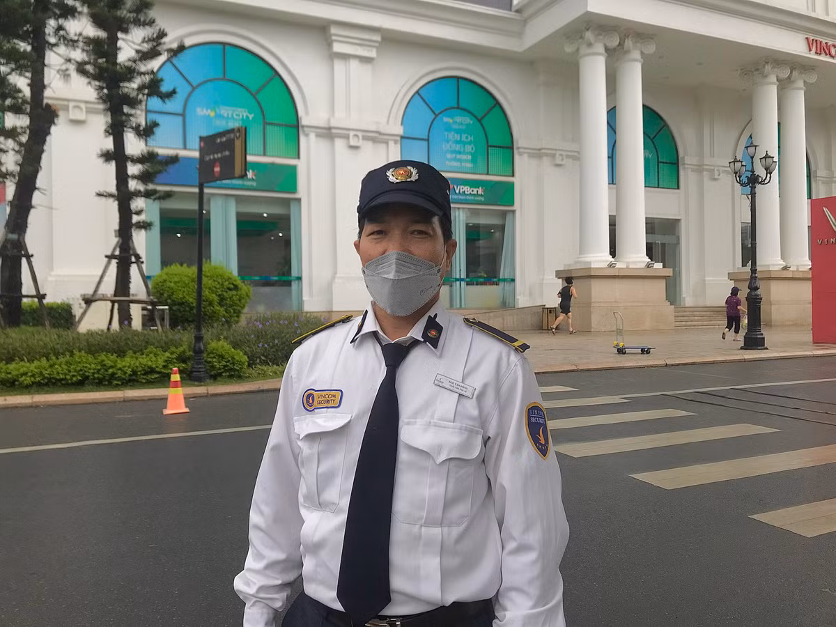 Ông Ngô Văn Đồng (50 tuổi), bảo vệ Trung tâm Thương mại Royal City cho hay: "Nếu phân làn ô tô với xe máy riêng thì rất đảm bảo cho người tham gia giao thông, an toàn cho mọi người. Tôi thấy chính sách này rất hợp lý".