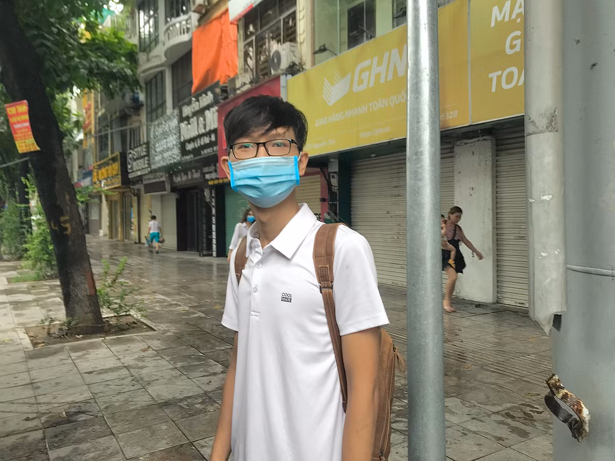 Bùi Văn Huy, sinh viên năm 3 Học viện Công nghệ Bưu chính Viễn thông cho hay: "Em thấy việc phân làn ô tô, xe máy là hợp lý. Hôm nay là ngày đầu tiên áp dụng nên có nhiều người chưa nắm được nên đi nhầm làn. Em nghĩ để một thời gian nữa, sẽ vận hành tốt".