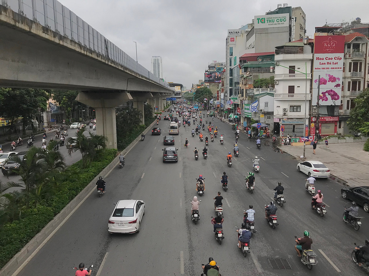 Ông Đỗ Minh Tú (48 tuổi), làm việc tại Hanoibus chia sẻ: "Hôm nay là ngày đầu áp dụng nên chưa nói được điều gì. Lưu lượng xe từ thứ 2 đến thứ 6 vào giờ cao điểm rất đông. Hôm nay thứ 7 cuối tuần, lưu lượng xe ít nên chưa chính xác, chưa thấy rõ được hiệu quả".