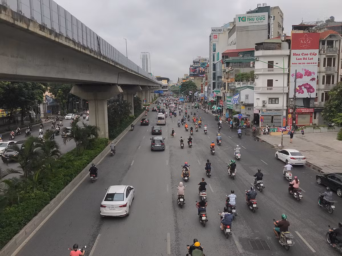 Ông Đỗ Minh Tú (48 tuổi), làm việc tại Hanoibus chia sẻ: "Hôm nay là ngày đầu áp dụng nên chưa nói được điều gì. Lưu lượng xe từ thứ 2 đến thứ 6 vào giờ cao điểm rất đông. Hôm nay thứ 7 cuối tuần, lưu lượng xe ít nên chưa chính xác, chưa thấy rõ được hiệu quả".