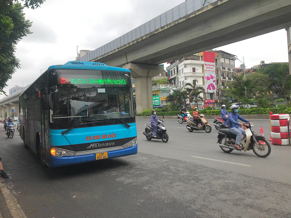 "Việc phân làn cứng tách ô tô, xe máy giúp xe bus ra vào điểm rất dễ, không còn ảnh hưởng nhiều đến người tham gia giao thông khác, không còn tình trạng lái xe tạt đầu phương tiện khác mà bắt buộc phải đi đúng làn, lúc đến gần bến mới được tạt vào". 