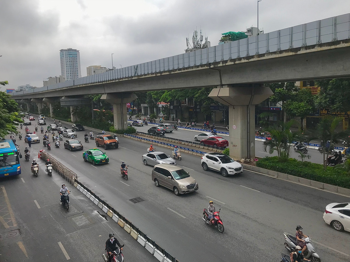 Ông Tú chia sẻ thêm: "Phương án thí điểm phân làn của Sở GTVT rất hay. Thành phố cũng nên xem xét cắt bớt các đường ngang quay đầu. Hiện tại để nhiều đường ngang sang nhiều gây ách tắc nhiều. Khi mà dòng xe chảy xuống Khuất Duy Tiến rồi mới quay đầu lại sẽ hay hơn là để như này"