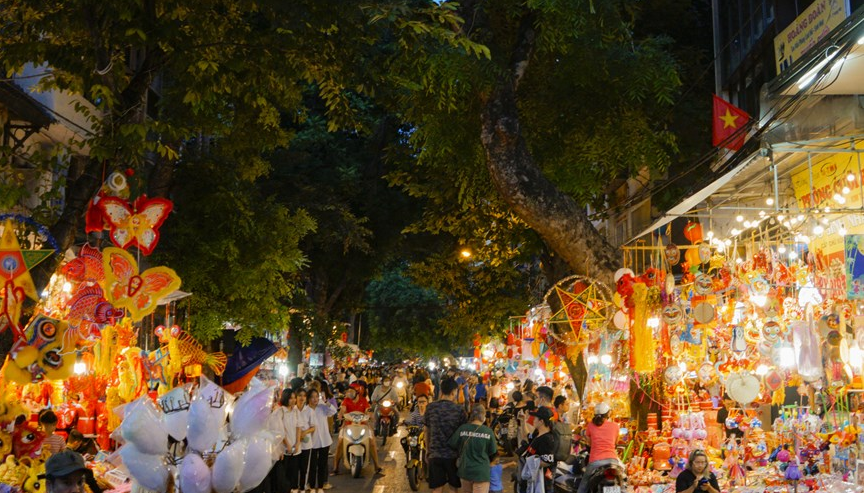 Từ sáng đến tối, cả con phố đều rực rỡ sắc màu, mang một vẻ đẹp riêng không giống bất kì một nơi đâu.