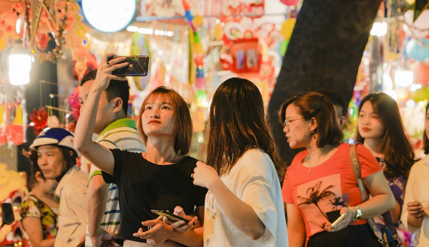 Phố Hàng Mã thu hút rất nhiều bạn trẻ yêu thích chụp ảnh, mua sắm.