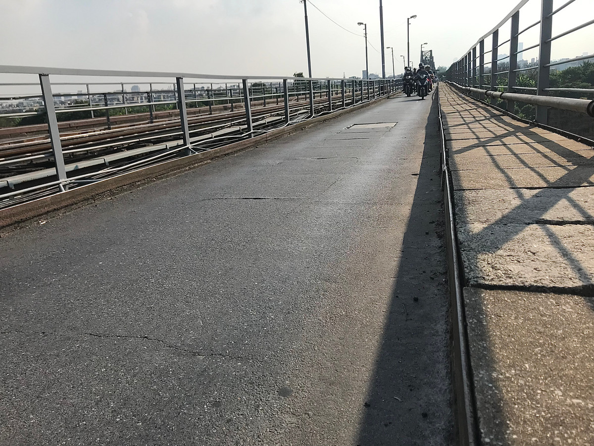 Bằng mắt thường có thể nhận thấy sự xuống cấp rõ ràng ở cầu Long Biên, mặt đường được chắp vá nhiều chỗ.