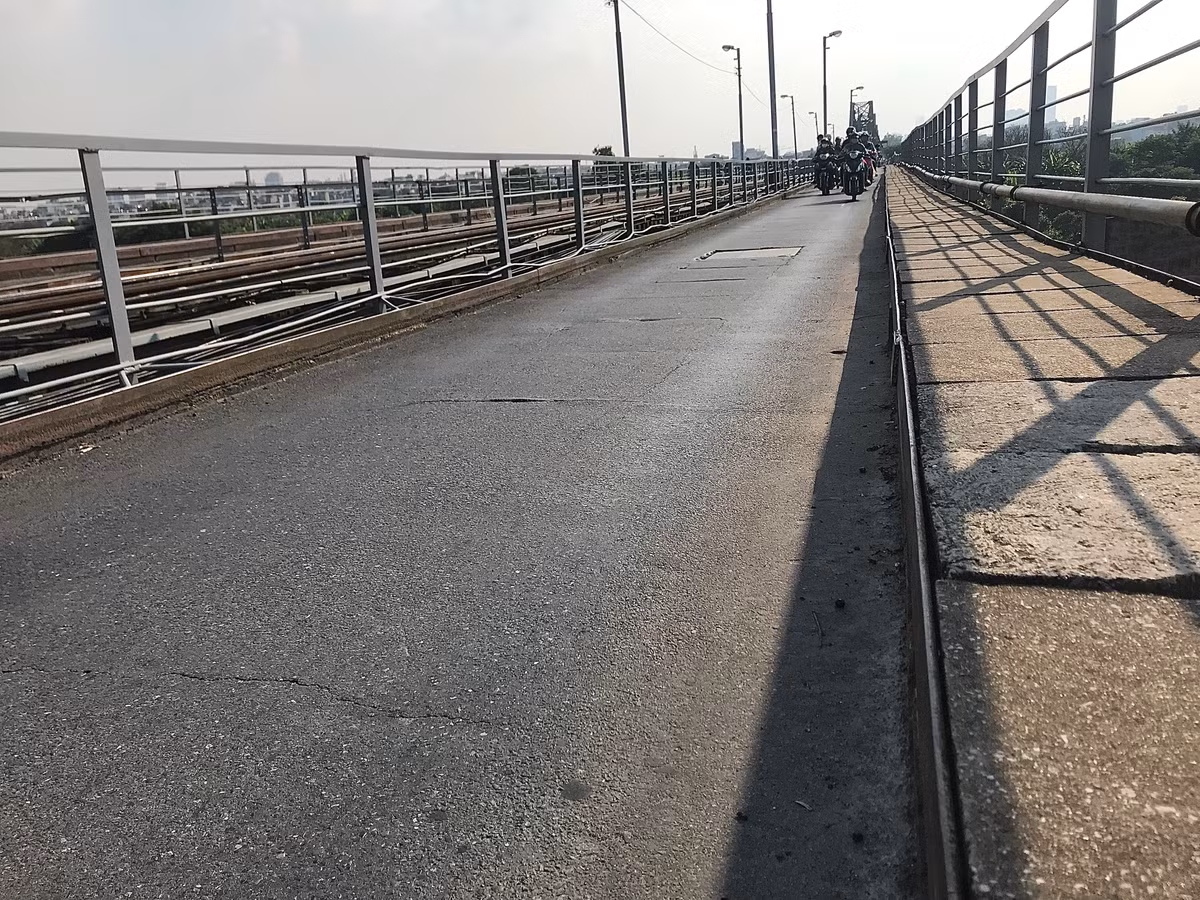 Bằng mắt thường có thể nhận thấy sự xuống cấp rõ ràng ở cầu Long Biên, mặt đường được chắp vá nhiều chỗ.