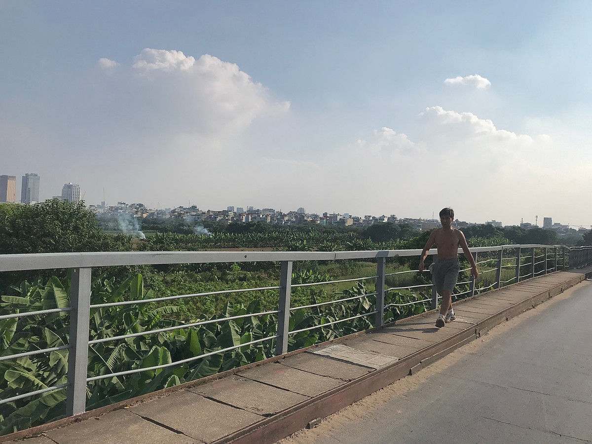 Tuy nhiên, một số người cho rằng, việc đi bộ không gây tăng tải trọng cho cầu nên họ vẫn đi lại bình thường.