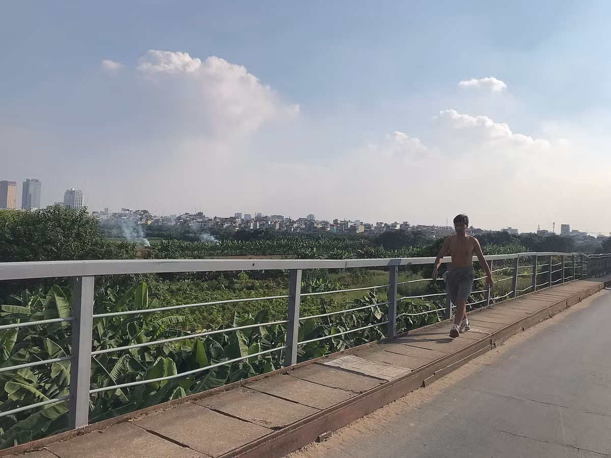 Tuy nhiên, một số người cho rằng, việc đi bộ không gây tăng tải trọng cho cầu nên họ vẫn đi lại bình thường.