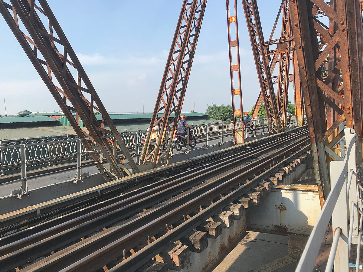 Năm 1902, cây cầu Long Biên chính thức được đưa vào sử dụng.