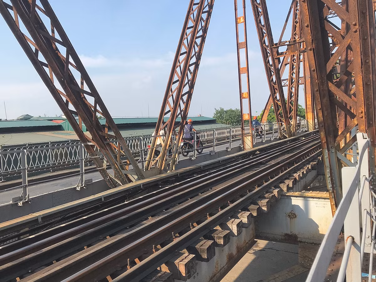 Năm 1902, cây cầu Long Biên chính thức được đưa vào sử dụng.